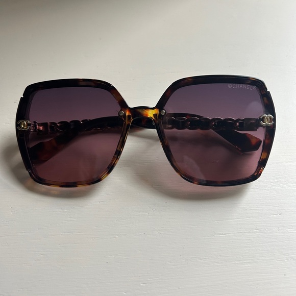 Chanel sunglasses - Picture 1 of 5